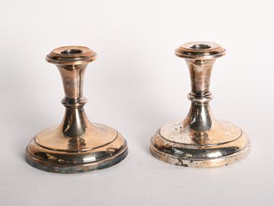 paire de chandeliers anciens en laiton sur fond blanc