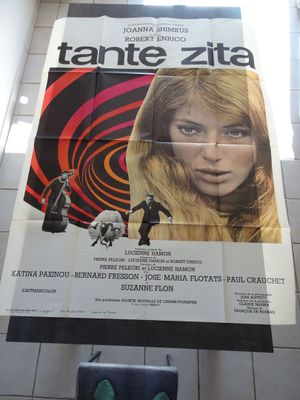 une affiche accrochée au mur d'une salle de bains équipée de toilettes