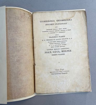 un livre ouvert sur une table, sur laquelle se trouve une photo