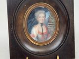 portrait d'une femme en robe rouge dans un cadre en bois