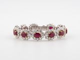 un bracelet en rubis et diamants