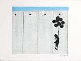 une photo en noir et blanc d'une petite fille tenant des ballons