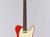 une guitare électrique au corps rouge sur fond blanc