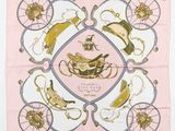 foulard en soie rose orné d'un motif doré et argenté représentant une calèche et une voiture