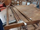un homme assis à une table dans une pièce