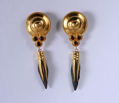 paire de boucles d'oreilles en or et grenat