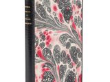 un livre en noir et blanc orné de fleurs rouges