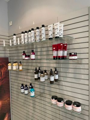 un mur entier de produits capillaires exposés dans un magasin