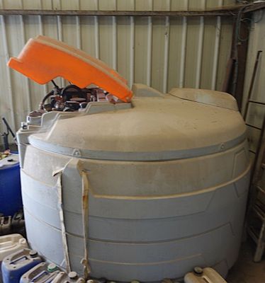 une photo d'un grand réservoir dans un garage