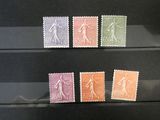 la photo d'une vitrine contenant des timbres
