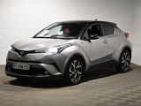 Le SUV Toyota C-HR est garé dans un garage