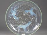 une plaque de verre ornée d'oiseaux, posée sur un socle