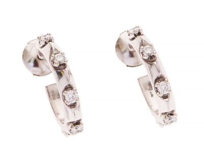 une paire de boucles d'oreilles en diamant sur fond blanc