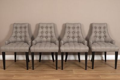 lot de quatre chaises de salle à manger rembourrées grises