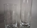 deux verres posés l'un à côté de l'autre sur une table