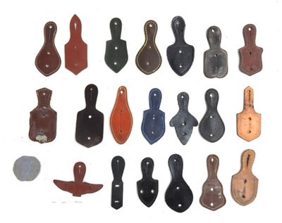 Ensemble de 23 cuirs pour insignes militaires régimentaires.