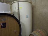 un chauffe-eau posé à côté d'un tonneau de vin