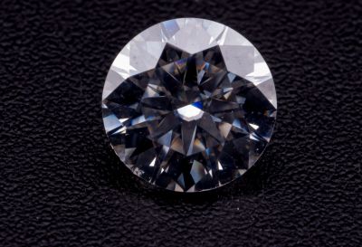 gros plan d'un diamant sur une surface noire