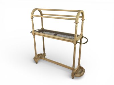 Vers 1900 / 1920 Jette-habits en bois patiné crème à fond de…