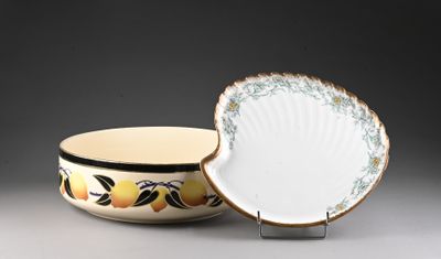 Travail du XXe siècle Plat en faïence à forme de coquillage,…