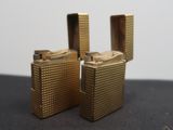 deux briquets posés sur une table
