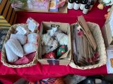 de nombreuses boîtes contenant des objets exposés sur une table