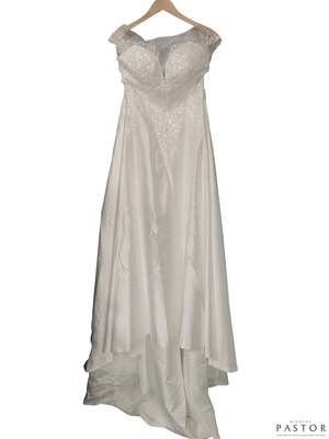 une robe de mariée suspendue à un cintre sur fond blanc