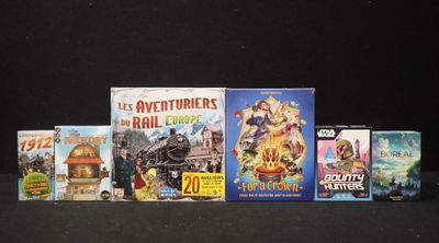 de nombreux films exposés sur une table noire
