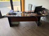 un bureau sur lequel se trouvent un ordinateur et un portable