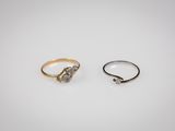 deux bagues en or et en argent serties de diamants sur fond blanc