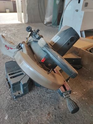 une machine posée sur le sol de la pièce