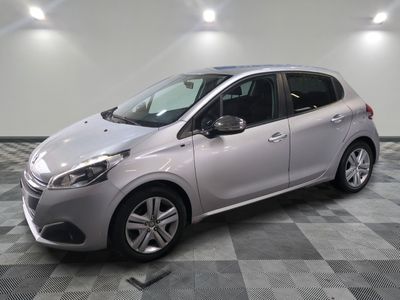 la voiture argentée est garée dans le garage sur un sol en damier