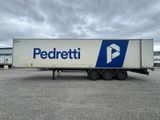 un gros plan d'une semi-remorque garée sur un parking
