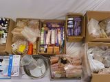 Plusieurs cartons contenant des objets divers sont posés sur une table.