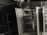 une vieille photo d'une cuisine équipée d'appareils électroménagers en inox