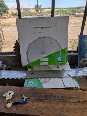 une table sur laquelle se trouvent une scie et une boîte