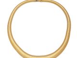 un collier en or sur fond blanc