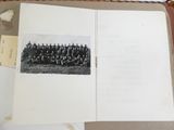 une vieille photo montrant un groupe d'hommes en uniforme posant pour une photo
