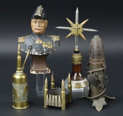 une statue représentant un homme en uniforme militaire à côté d'une bouteille de bière