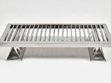 grille de barbecue en acier inoxydable sur fond blanc