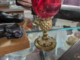 quelqu'un en train de prendre une photo d'un verre de vin posé sur une table en verre