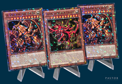 trois cartes d'un jeu de cartes sont exposées sur un présentoir