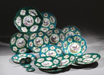 plusieurs assiettes et bols posés sur une table