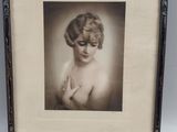 une vieille photo d'une femme sur une photo en noir et blanc
