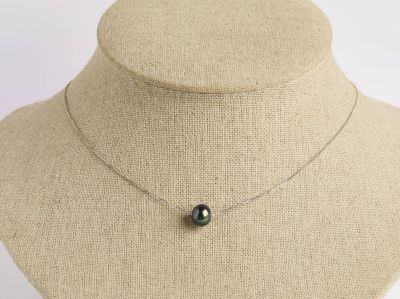 gros plan d'un collier sur un mannequin mannequin