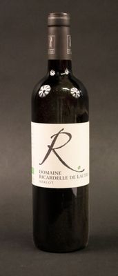 une bouteille de vin posée sur une table