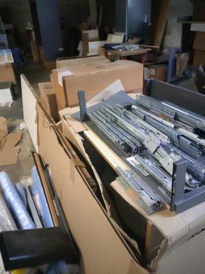 Un lot de mobilier de cuisine démonté