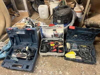 de nombreux outils dans la mallette posée par terre dans le garage