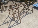 beaucoup de chaises en bois qui traînent par terre