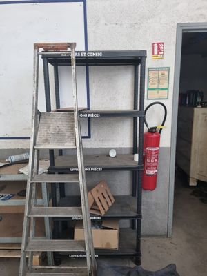 une échelle appuyée contre un mur dans un garage
